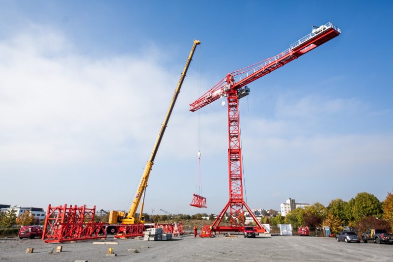 Powerful boom on seven-axle crane makes quick assembly possible without ...